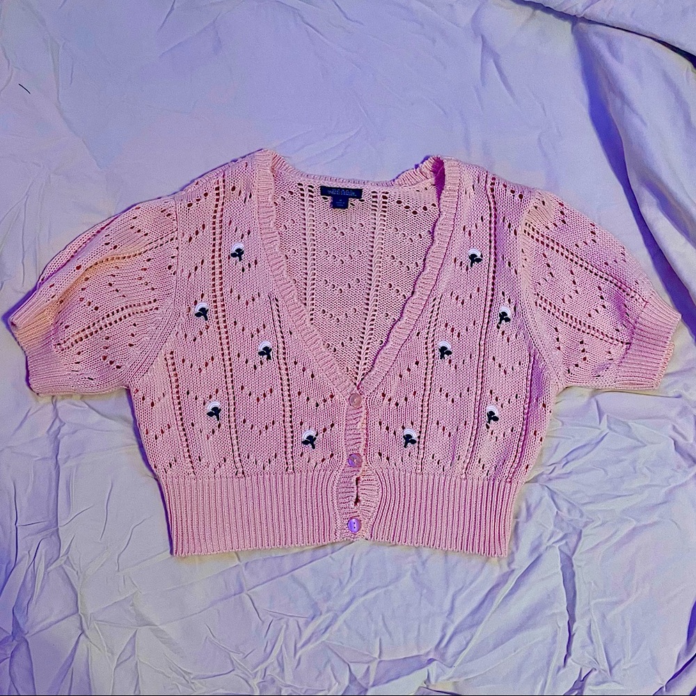 Cropped light pink floral sweater